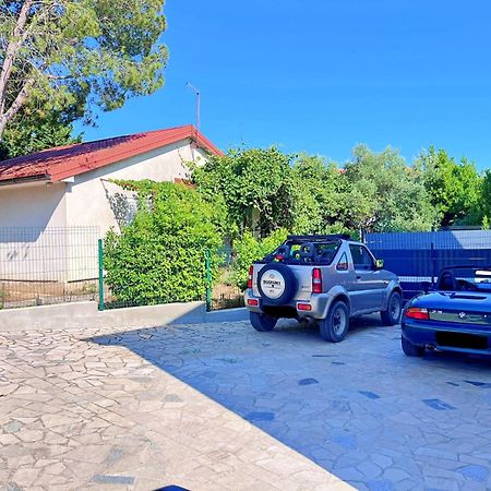Adria Holiday Home Pinezići Buitenkant foto